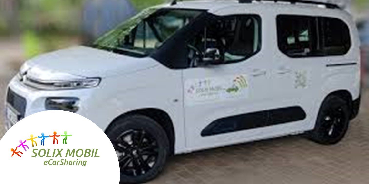 Weißes Auto und Logo des Carsharing-Partners Solix. copyright SOLIX