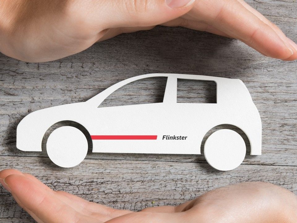 Ein weißes Modellauto mit dem Flinkster-Logo, geschützt von zwei Händen, das ein Schutzpaket symbolisiert.