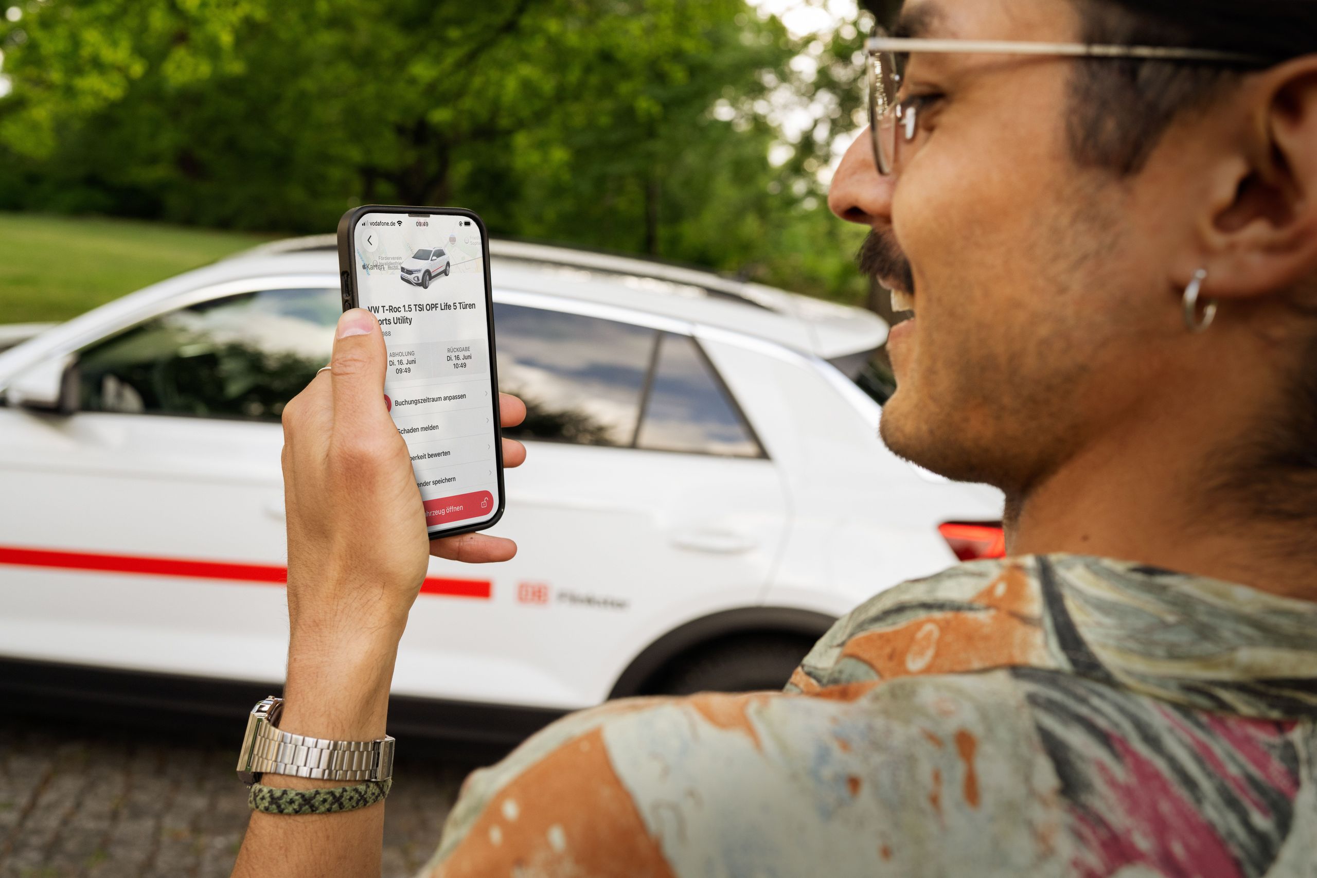 Man looks on Flinkster app