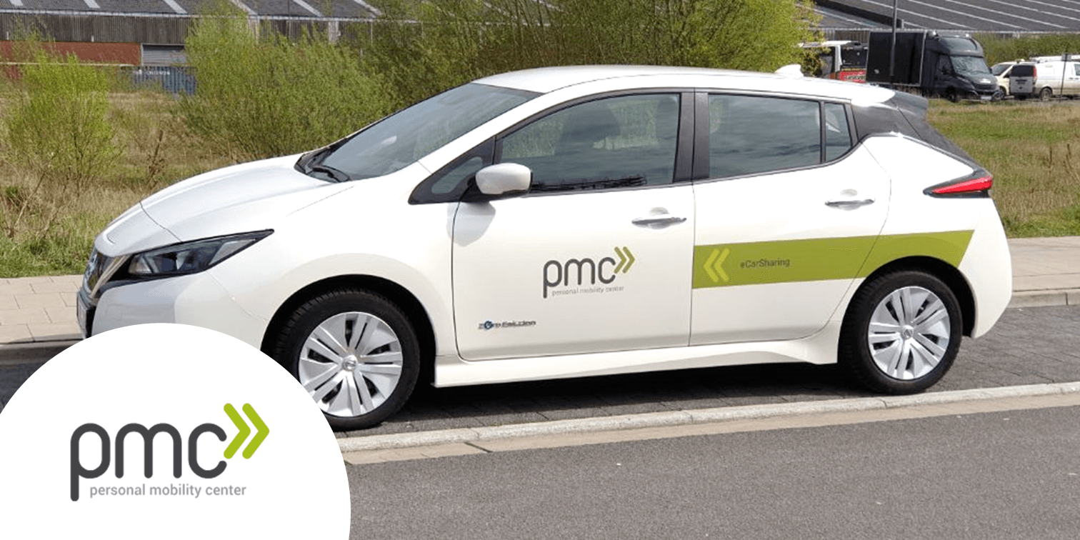 Weißes Auto und Logo des Carsharing-Partners PMC. copyright PMC