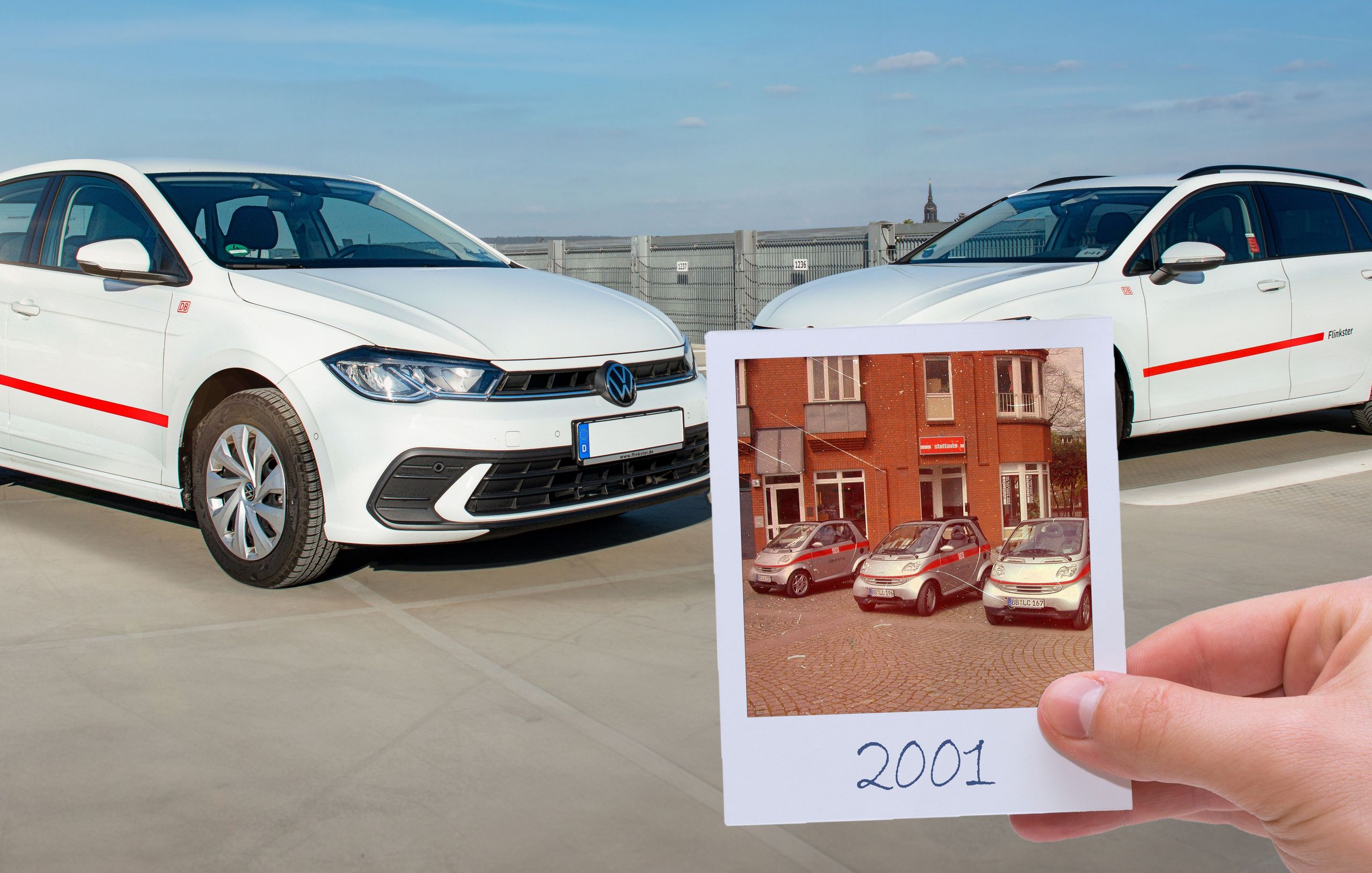 Zwei moderne Flinkster-Autos mit einem Polaroidfoto, das drei Flinkster-Autos aus dem Jahr 2001 zeigt.