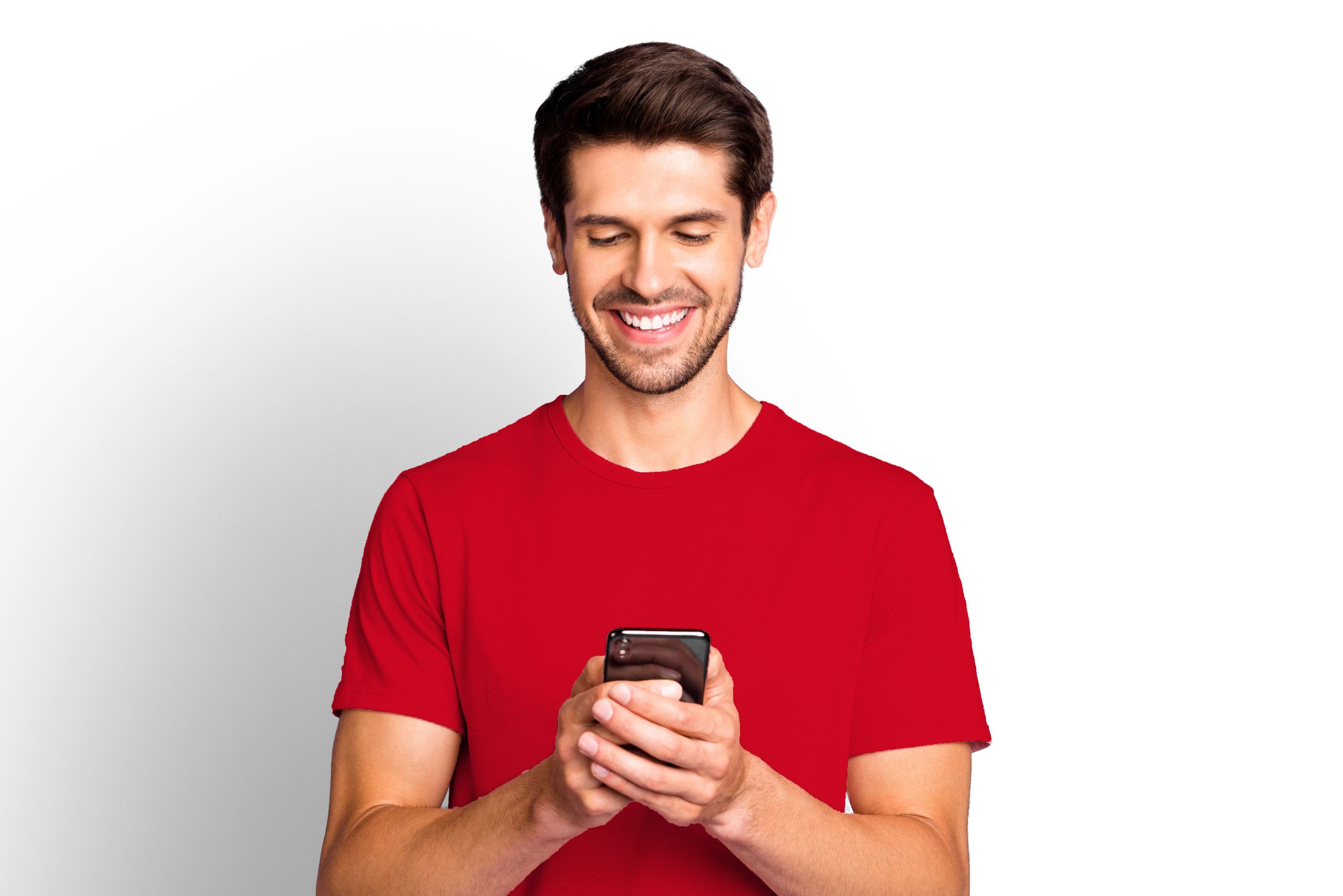  Ein junger Mann in einem roten T-Shirt lächelt, während er auf sein Smartphone schaut. copyright iStock.com/Deagreez